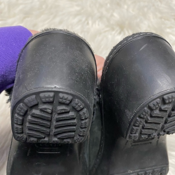 Women’s Fuzzy Crocs Size 7 - Picture 4 of 9